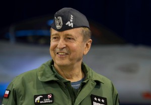 General broni pilot Lech Majewski 300x209 - Kamil Stoch poleci myśliwcem F-16