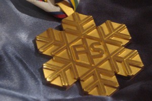 FIS World Ski Championships Gold Medal Mistrzostwa.Swiata.zloto .medal  300x199 - Kto jest najlepszym skoczkiem narciarskim w historii?