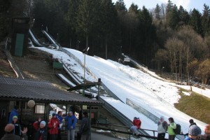 Kranj Gorenja.Sava fot.skisprungschanzen.com  300x200 - Siostra braci Prevc już wygrywa - w mistrzostwach Słowenii