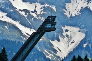 Oberstdorf Heini Klopfer Skiflugschanze Qwesy CC BY 3.0 300x200 - Rusza przebudowa "mamuta" w Oberstdorfie - będzie największy na świecie (WIZUALIZACJA)