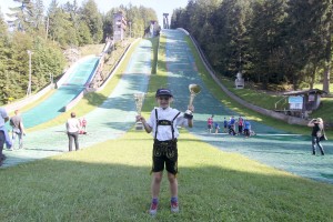 Tymek Cienciala Vierschanzentournee 2016 Berchtesgaden 02 300x200 - Tymoteusz Cienciała ponownie wygrywa Turniej Czterech Skoczni dla dzieci! (FOTO, WIDEO)