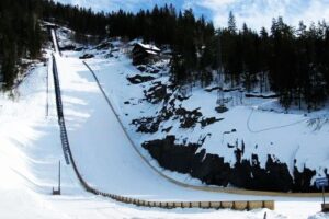 Vikersundbakken HS 117 fot.skisprungschanzen.com  300x200 - Czas na inaugurację Pucharu Kontynentalnego! Zapowiedź zawodów w Vikersund (LIVE)