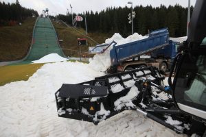 Klingenthal 2019 snieg weltcup 300x200 - Incydent w Klingenthal: Nieznany sprawca jeździł samochodem po śniegu przeznaczonym na skocznię [FOTO]