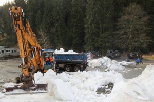 Klingenthal 2019 snieg weltcup2 300x200 - Incydent w Klingenthal: Nieznany sprawca jeździł samochodem po śniegu przeznaczonym na skocznię [FOTO]