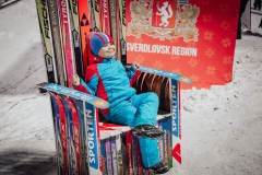 Młody kibic na narciarskim tronie w Niżnym Tagile (fot. Alexey Kabelitskiy / LOC World Cup stage in Nizhny Tagil)