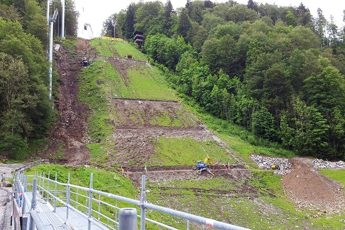 You are currently viewing Trwa przebudowa mamuciej skoczni w Oberstdorfie (FOTO)