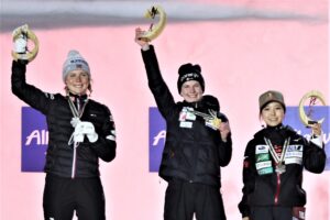 Lundby Klinec Takanashi podiumOberstdorf2021 fotJuliaPiatkowska 300x200 - MŚ Oberstdorf: Klinec zdobywa złoto, Kramer sensacyjnie poza podium!