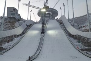 Pekin Zhangjiakou fot.skisprungschanzen ljjslyCOM 1 300x200 - Puchar Świata 2021/2022. Od Niżnego Tagiłu i Lillehammer do Planicy i Czajkowskiego