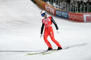 Read more about the article Czy Simon Ammann zakończy karierę po sezonie olimpijskim? „Głowa chce, ale ciało nie daje rady”